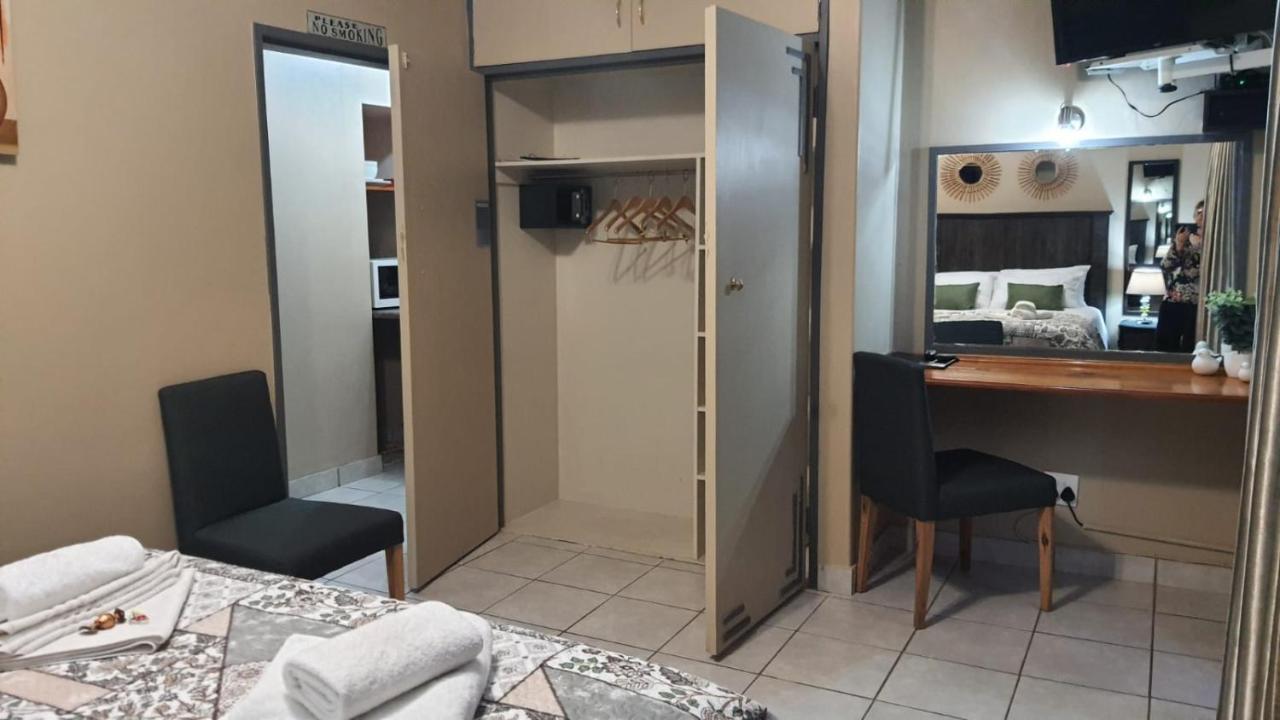 Gemstone Guest House Klerksdorp Exterior foto