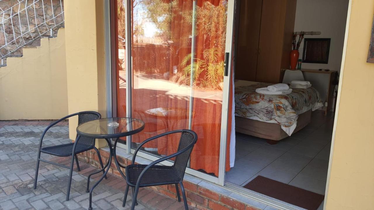 Gemstone Guest House Klerksdorp Exterior foto