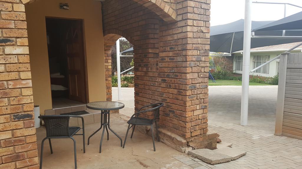 Gemstone Guest House Klerksdorp Exterior foto